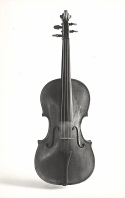 Fotografia Z. Kamykowskiego z XX wieku przedstawiająca skrzypce wykonane przez Pawła Bojomira Kruzińskiego w Warszawie w 1912 roku.