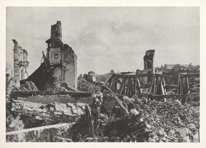 Fotografia nieznanego autora wykonana w 1945 r. przedstawiająca ruiny Sali Wielkiej Zamku Królewskiego w Warszawie.